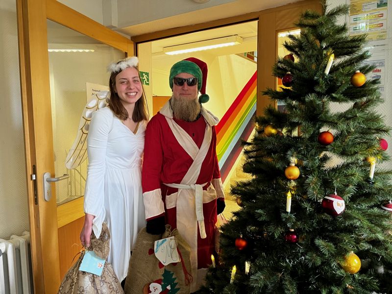 weihnachtsmann_engel_klein_2023.jpg weihnachtsmann_engel_klein_2023.jpg